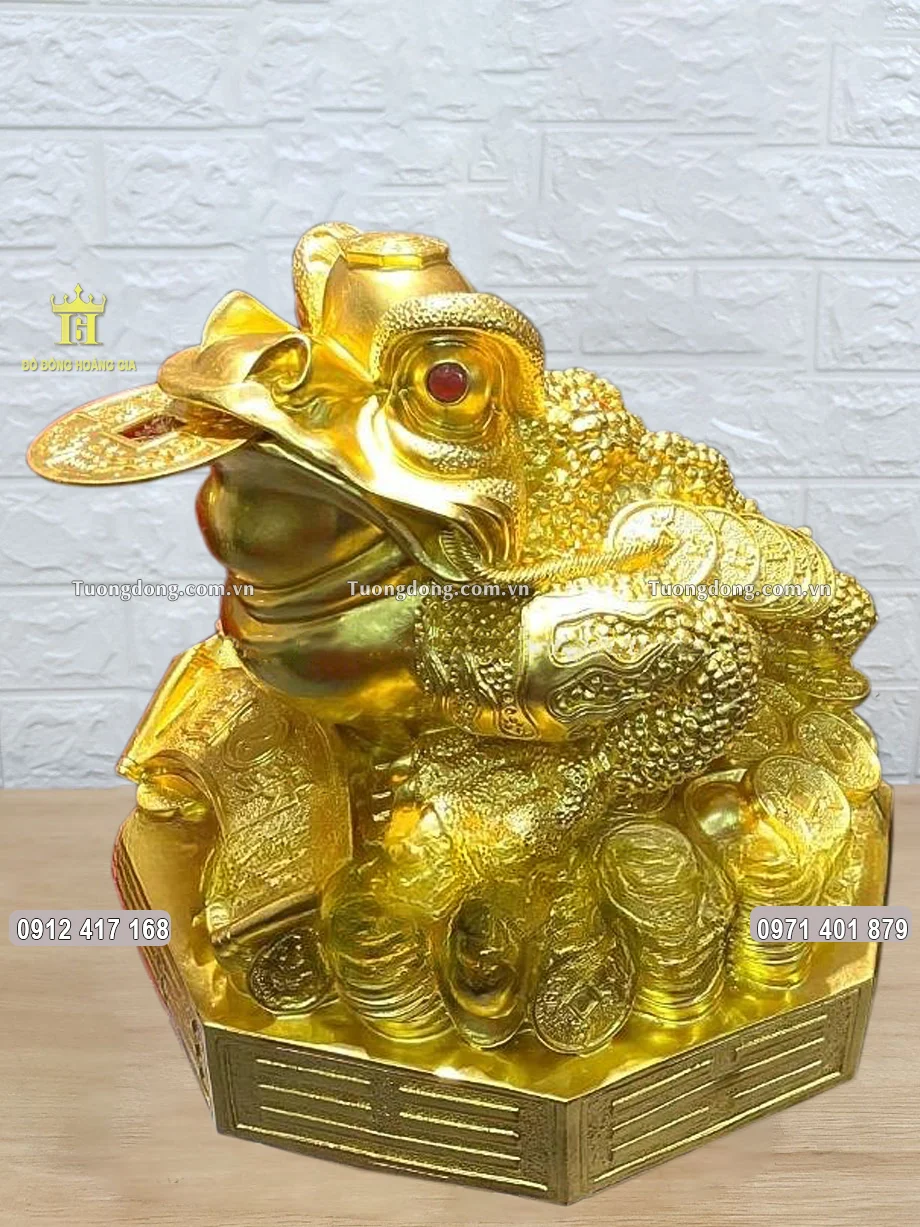 Hình ảnh nhìn nghiêng của bức tượng Thiềm Thừ mạ vàng 24K